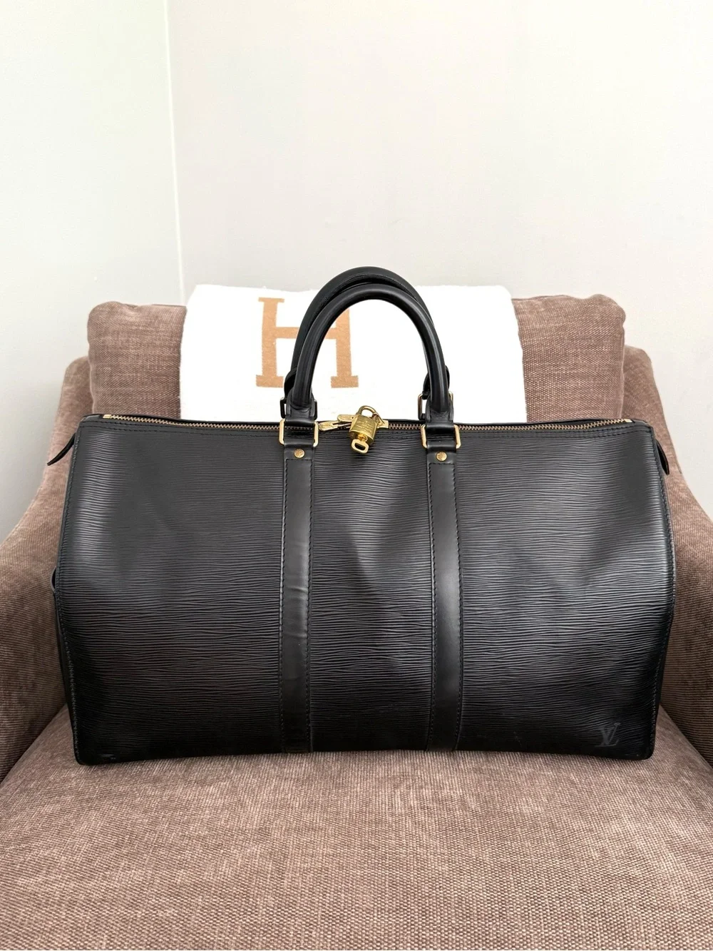 Louis Vuitton authentic Keepall 45 travel Ang black Epi leather unisex